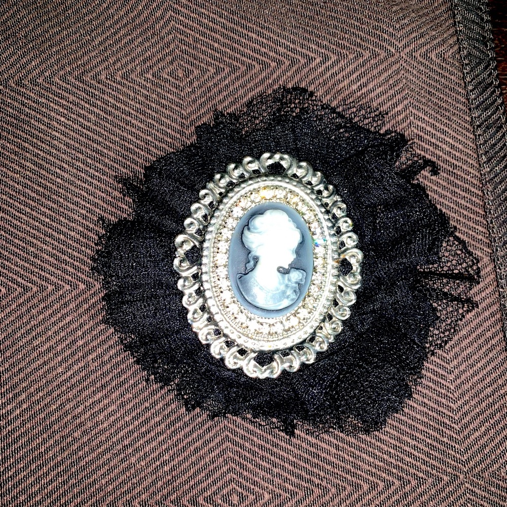 Frilly lace cameo brooch